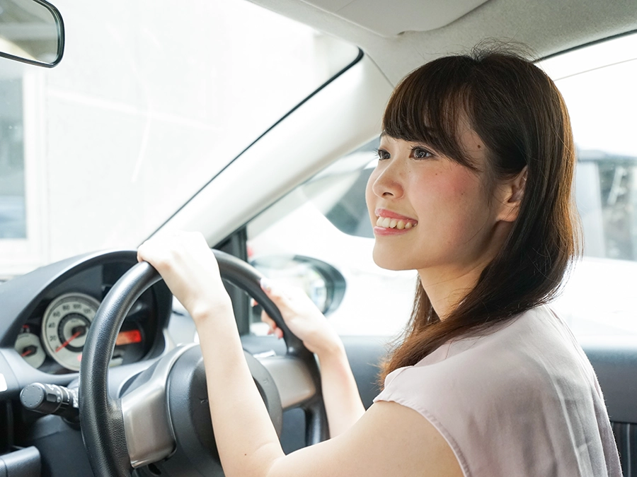 車を運転する女性